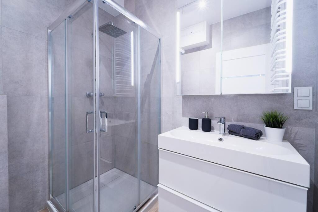Apartment Center - 3 - New Building - Private Parking Place - Garage Breslau